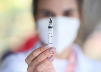 Brasil registra a menor média móvel de mortes por Covid-19 desde janeiro