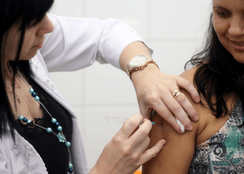 90% da população brasileira adulta está vacinada com a primeira dose contra a Covid-19