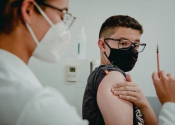 Estudantes de 17 anos já podem receber imunizante contra Covid-19