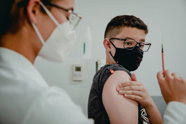 Estudantes de 17 anos já podem receber imunizante contra Covid-19