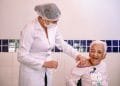 Idosos de Anápolis começam a receber a terceira dose