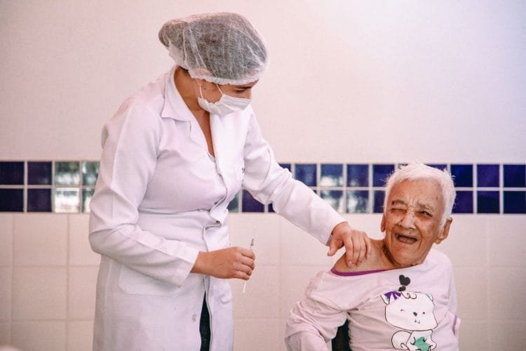 Idosos de Anápolis começam a receber a terceira dose