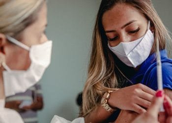 Covid: Vacinação de estudantes a partir de 12 anos continua nesta quinta-feira