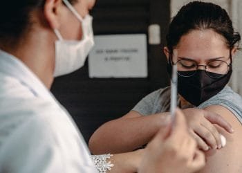 Anápolis amplia para 45 postos de vacinação contra Covid-19 e segue vacinando