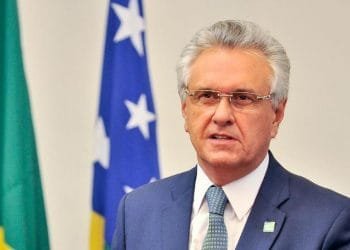 Caiado sanciona lei que reajusta salário dos servidores da educação e cria auxílio-aprimoramento