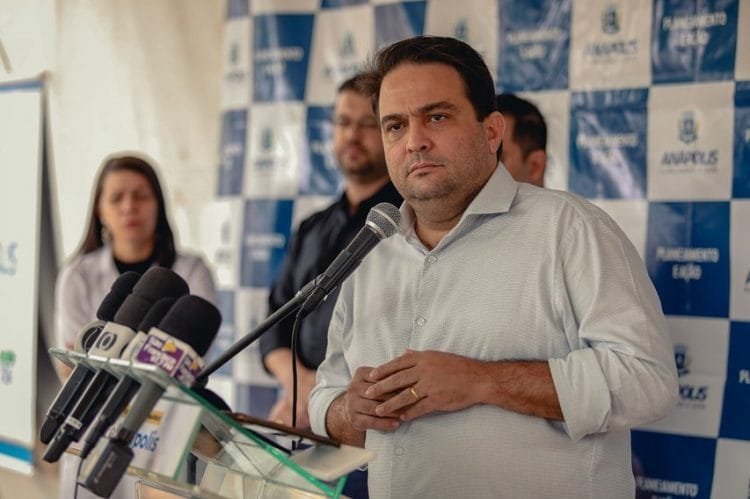 Covid-19: Prefeito Roberto Naves afirma que vacinação de adolescentes continua