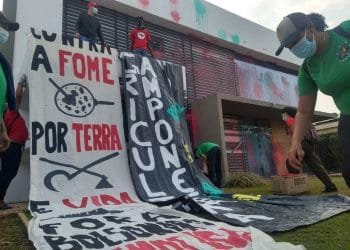 MST depreda sede da Aprosoja em Brasília