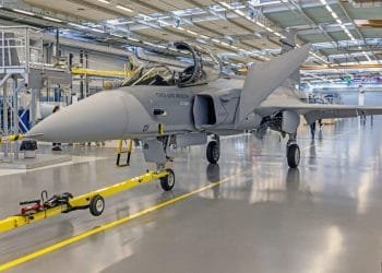 Caça F-39 Gripen pousa na Base Aérea de Anápolis pela primeira vez