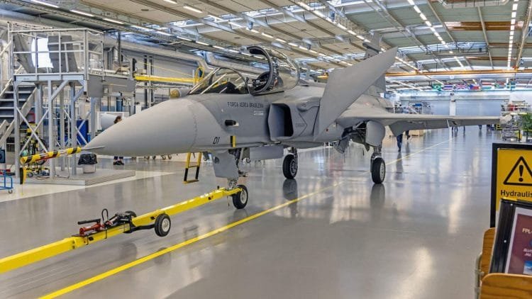 Caça F-39 Gripen pousa na Base Aérea de Anápolis pela primeira vez