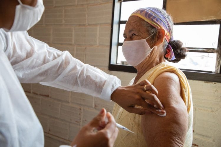 Anápolis inicia reforço para pessoas a partir de 60 anos e profissionais de saúde que receberam segunda dose até 31 de março