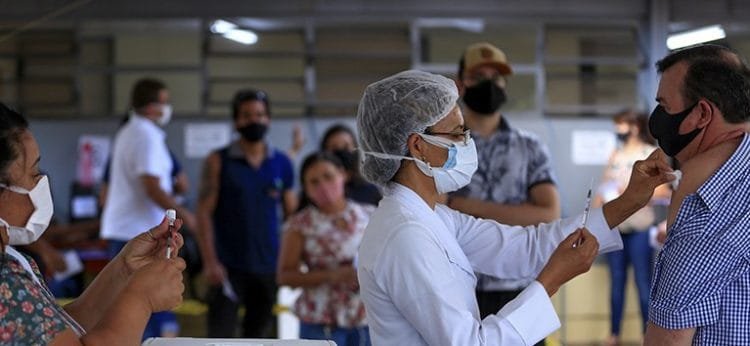 Setembro é o mês com o menor número de mortes por Covid-19 em 2021 no Brasil