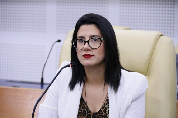 Vereadora protocola projeto para impedir passaporte sanitário para crianças e adolescentes em Goiânia