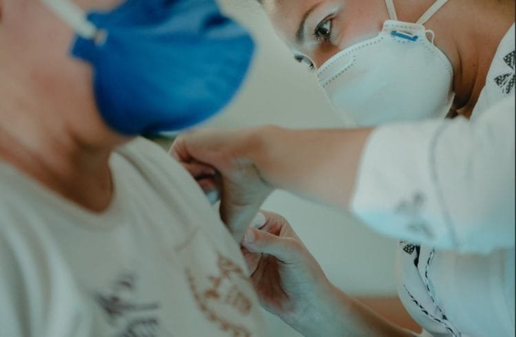 Covid-19: Anápolis amplia aplicação da dose de reforço em profissionais da saúde