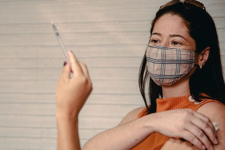 Prefeitura antecipa para amanhã, a aplicação da segunda dose de CoronaVac e AstraZeneca