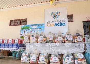 Voluntários de Coração doam cestas de alimentos, fraldas e produtos de higiene e limpeza para moradores do Bairro da Lapa