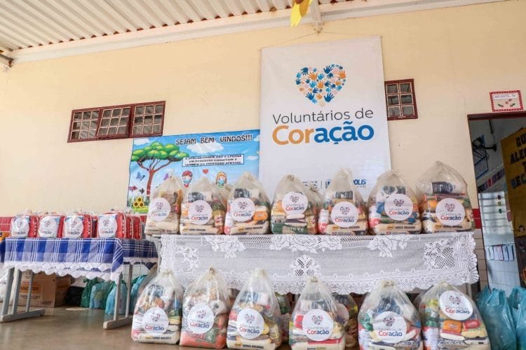 Voluntários de Coração doam cestas de alimentos, fraldas e produtos de higiene e limpeza para moradores do Bairro da Lapa