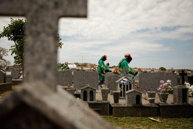Cemitérios passam por melhorias para receber visitantes no Dia de Finados