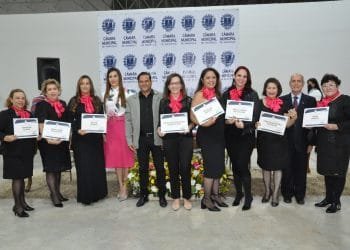 Câmara dos vereadores homenageia CDL Mulher de Anápolis