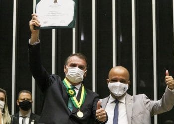 Pelas mãos de Lira, Bolsonaro recebe medalha Mérito Legislativo indicada por Vitor Hugo