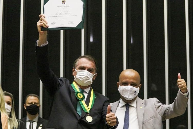 Pelas mãos de Lira, Bolsonaro recebe medalha Mérito Legislativo indicada por Vitor Hugo