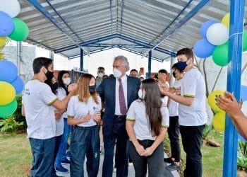 Caiado envia para Alego projeto que cria Bolsa Estudo de R$ 100 mensais para todos os estudantes do Ensino Médio da rede estadual de ensino