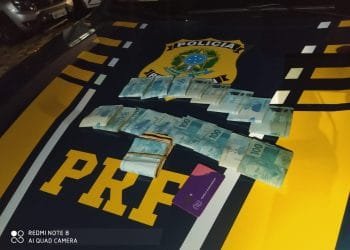 Três jovens foram presos pela PRF suspeitos de praticar crimes na internet