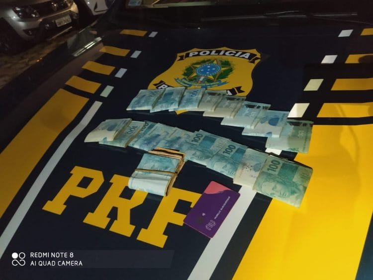 Três jovens foram presos pela PRF suspeitos de praticar crimes na internet