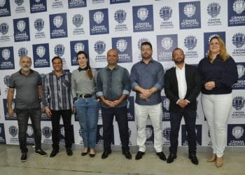 Major Vitor Hugo é recebido por vereadores e apoiadores na câmara municipal de Anápolis