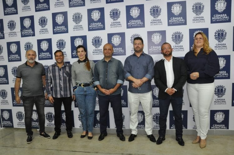 Major Vitor Hugo é recebido por vereadores e apoiadores na câmara municipal de Anápolis