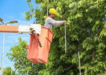 Prefeitura começa a instalar decoração natalina que será ativada no próximo dia 23