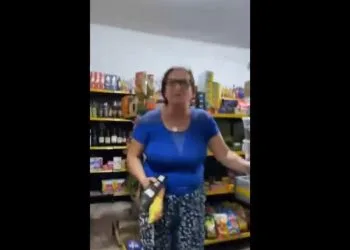 Comerciante presa por racismo paga fiança e é solta