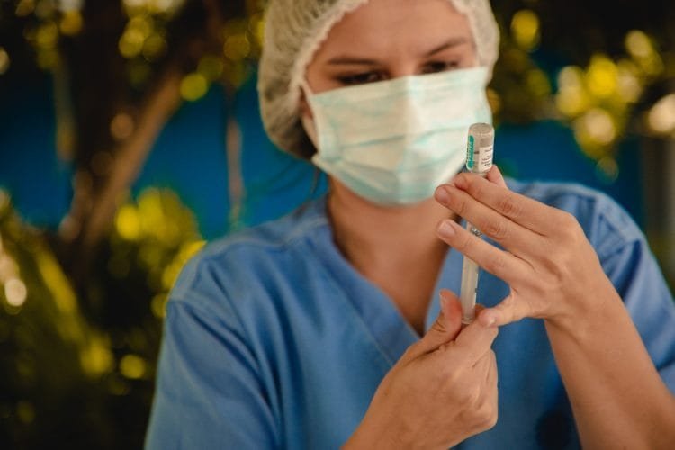 Ministério da Saúde anuncia dose de reforço contra Covid-19 para maiores de 18 anos