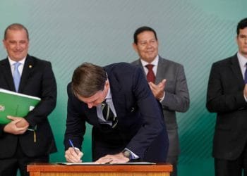Bolsonaro sanciona lei que cria Programa de Estímulo ao Crédito para pequenas empresas