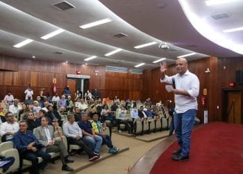 Deputado Vitor Hugo realiza mais uma prestação de contas, dessa vez em Goiânia