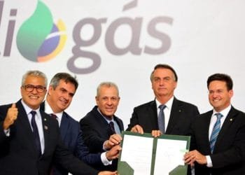 Bolsonaro sanciona projeto de lei que abre crédito para o pagamento do Auxílio Gás