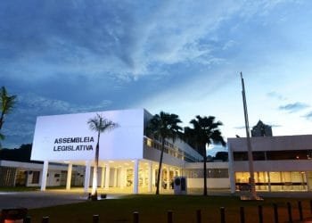 PEC que isenta contribuição previdenciária de servidores que recebem até R$ 3 mil é aprovada na Alego