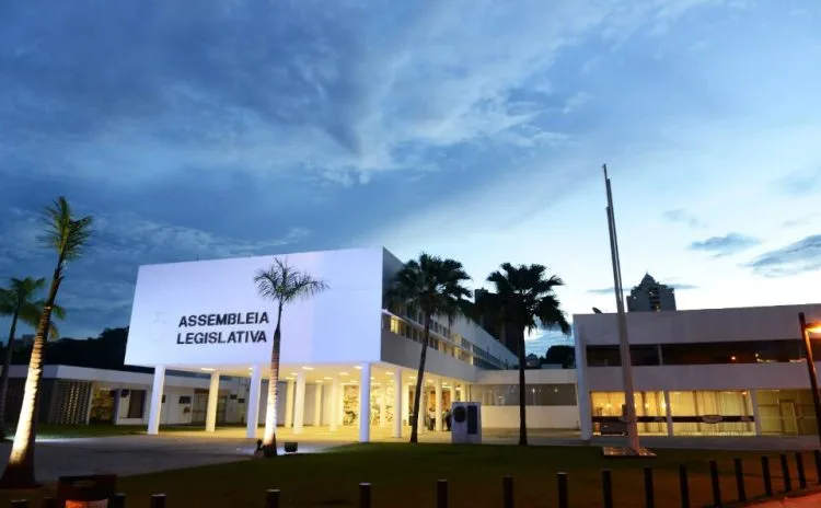 PEC que isenta contribuição previdenciária de servidores que recebem até R$ 3 mil é aprovada na Alego