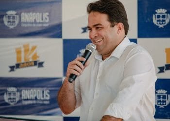 Roberto Naves anuncia aumento de 18% para servidores da Prefeitura
