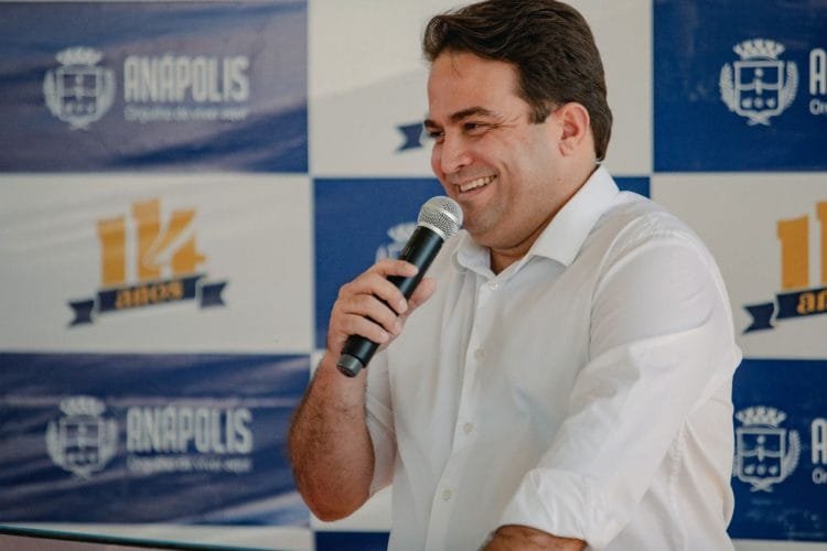 Roberto Naves anuncia aumento de 18% para servidores da Prefeitura