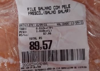Homem encontra formol em salmão comprado em hipermercado