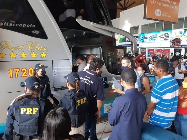 PRF e ANTT focam em fiscalização de ônibus na rodoviária de Goiânia, na véspera de natal