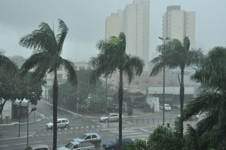 Previsão é de mais 4 dias de chuva forte em Anápolis e região