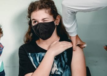 Covid-19: Crianças de 6 a 11 anos recebem primeiras doses de CoronaVac em Anápolis