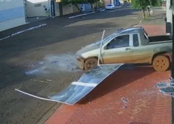 Homem invade igreja com carro, destrói portas de vidro e faz manobra dentro do templo