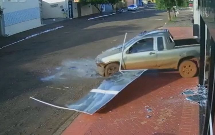 Homem invade igreja com carro, destrói portas de vidro e faz manobra dentro do templo