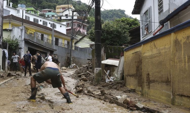 Chega a 120 o número de mortes pela chuva em Petrópolis