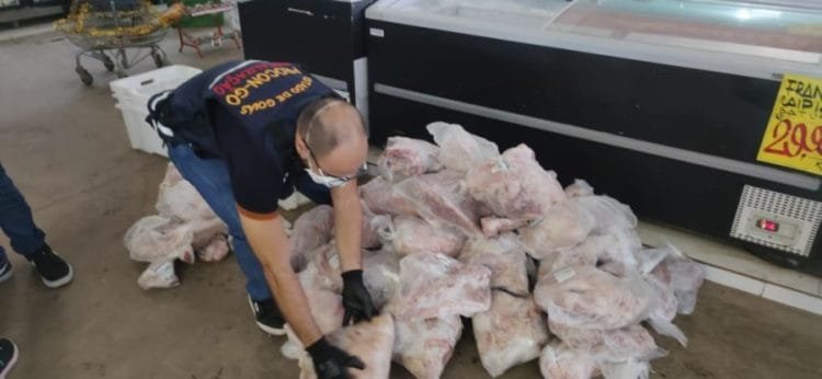 Meia tonelada de alimentos impróprios é apreendida em Goiás