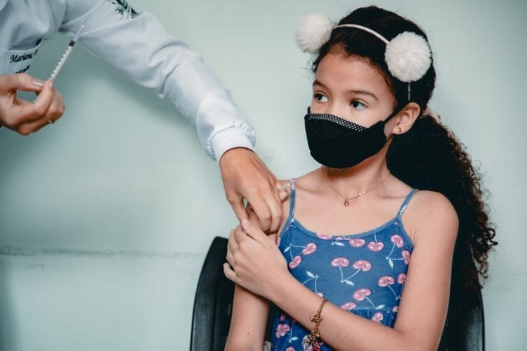 Crianças podem se vacinar contra Covid em escolas municipais; veja onde ir