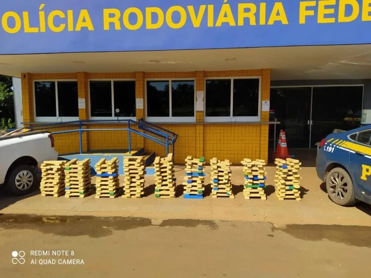 PRF prende dois homens com mais de 300 quilos de maconha na BR 060