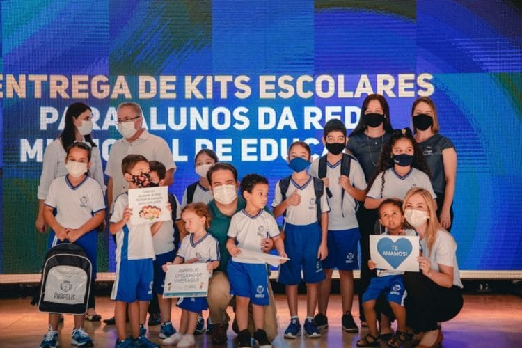 Estudantes da rede municipal começam a receber kits escolares em Anápolis